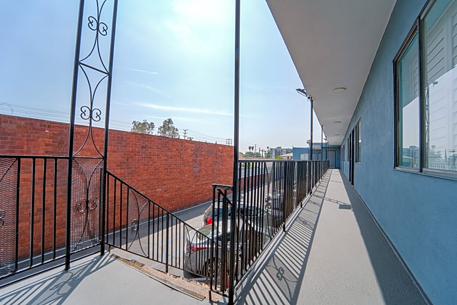 Rodeway Inn & Suites North Hollywood Burbank Airport - Universal Area