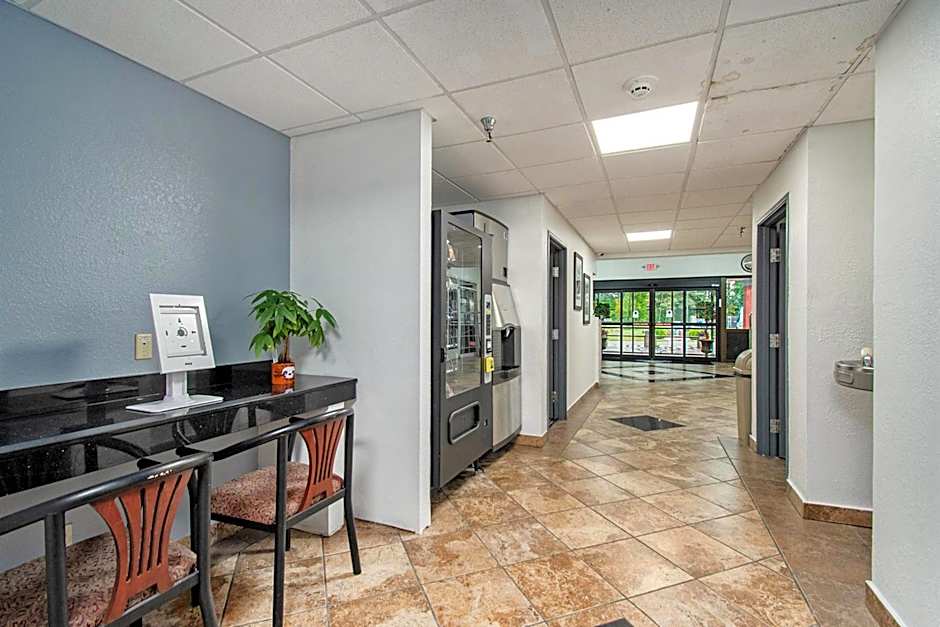 Days Inn & Suites by Wyndham Mt Pleasant