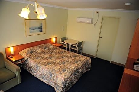 Deluxe Queen Room with Spa Bath