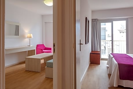 DOUBLE OR TWIN WITH LIVING ROOM & BALCONY 3 ADULTS