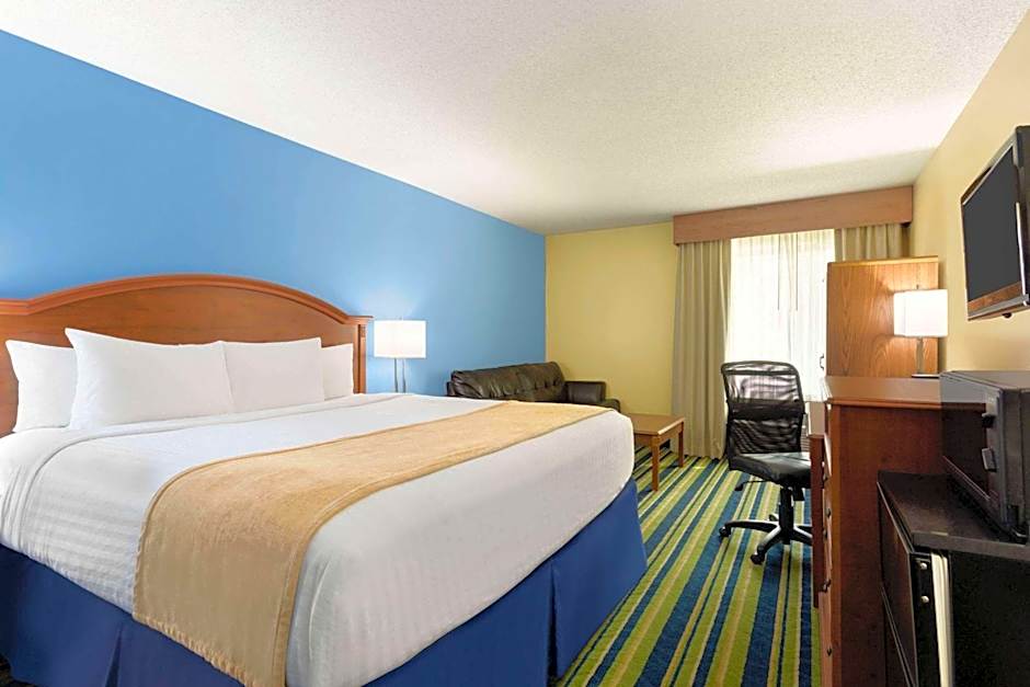Days Inn by Wyndham Fargo/West Acres