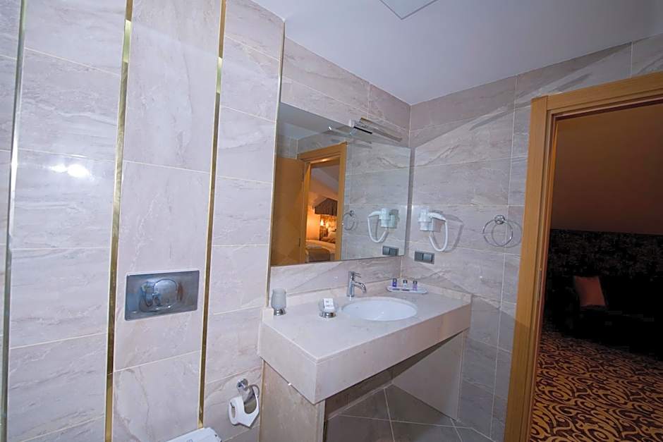 Golden Deluxe Hotel