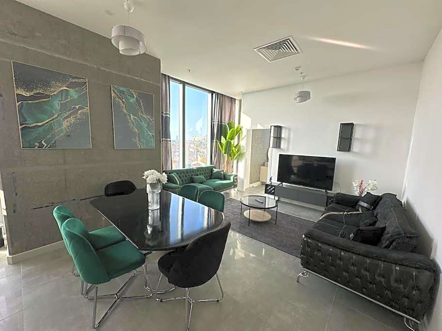 Elegant 2 bedroom apt Sinpas queen gym pools