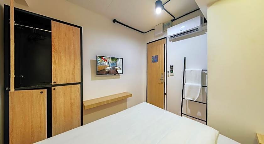 Siam Subway Hostel and Cafe