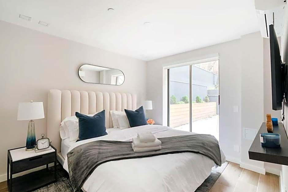 Massive 1BR w Private Patio in Upper East Side