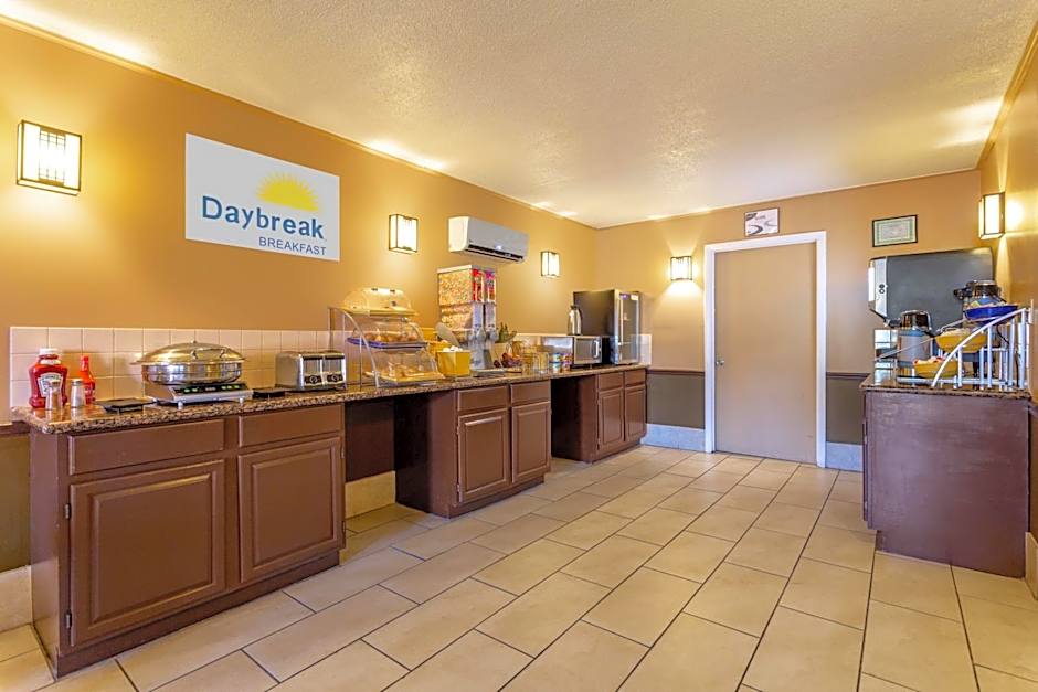Days Inn by Wyndham Breezewood