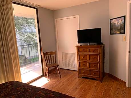 Oak Square 211