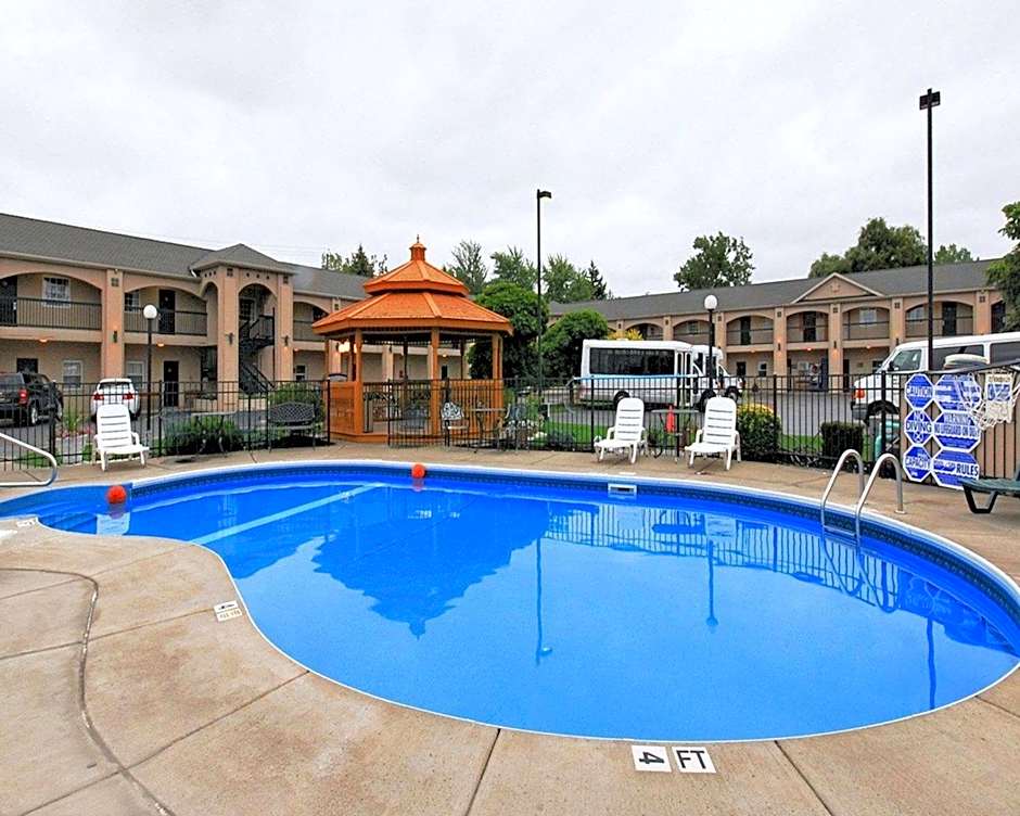 Econo Lodge At The Falls North