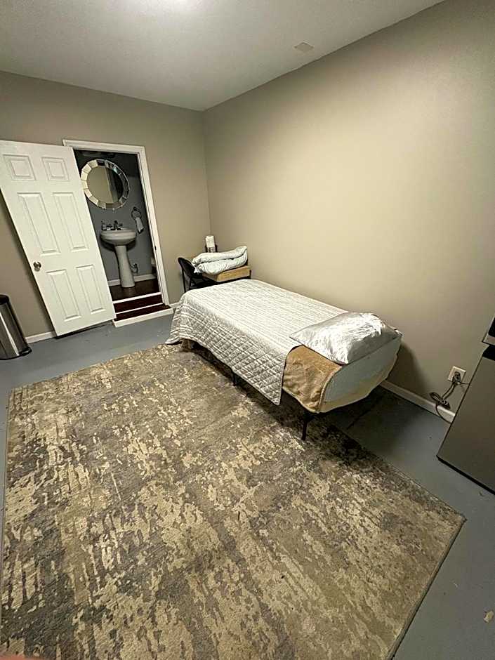 Cozy Room Near Downtown Hendersonville