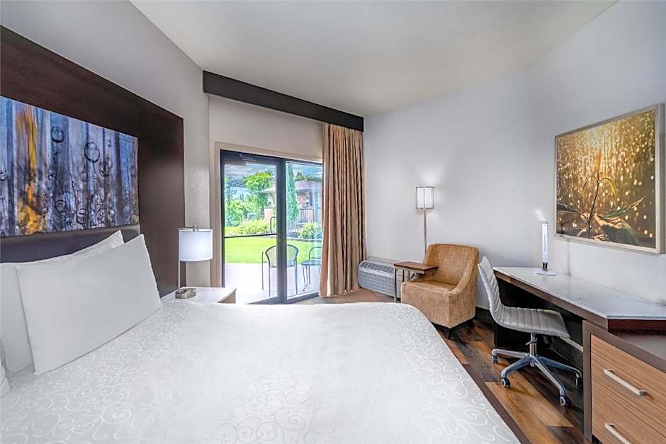 Aiden by Best Western Warm Springs Hotel and Event Center