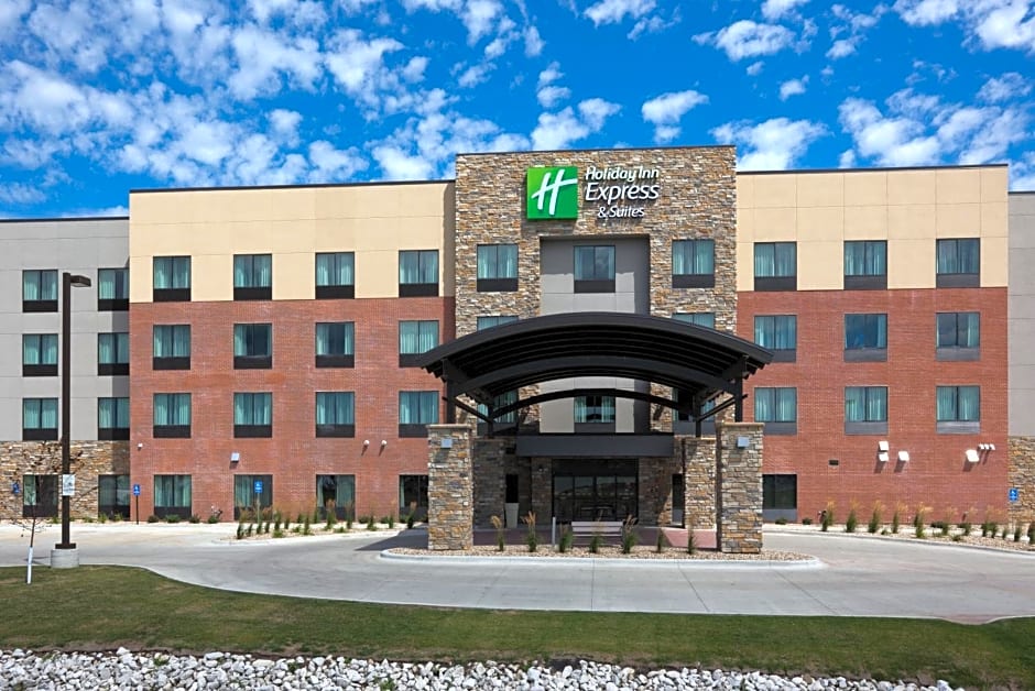 Holiday Inn Express & Suites Fort Dodge, an IHG Hotel