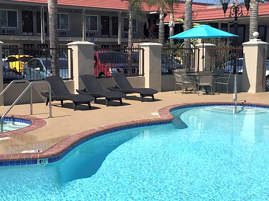 Days Inn & Suites by Wyndham Anaheim At Disneyland Park