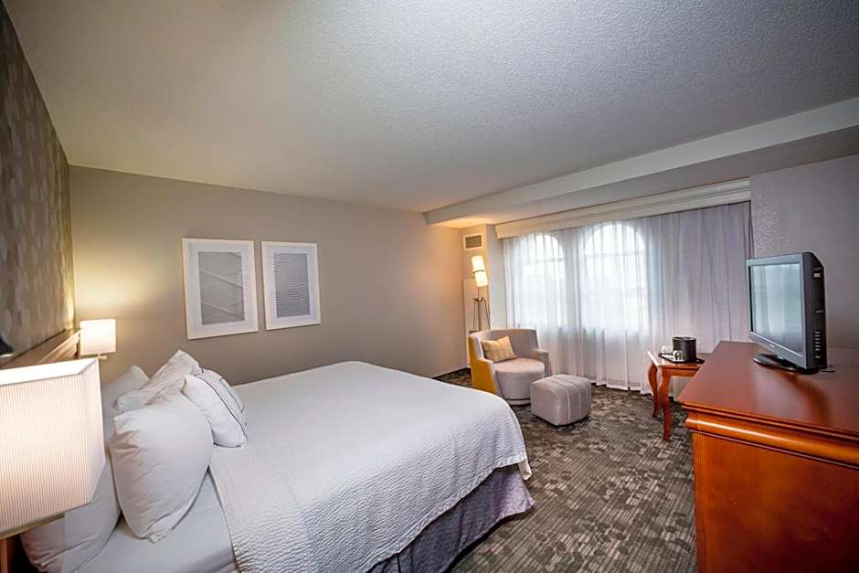 Photo 1 of 2 of 1 King Bed, Hearing/Mobility Accessible, Roll in Shower