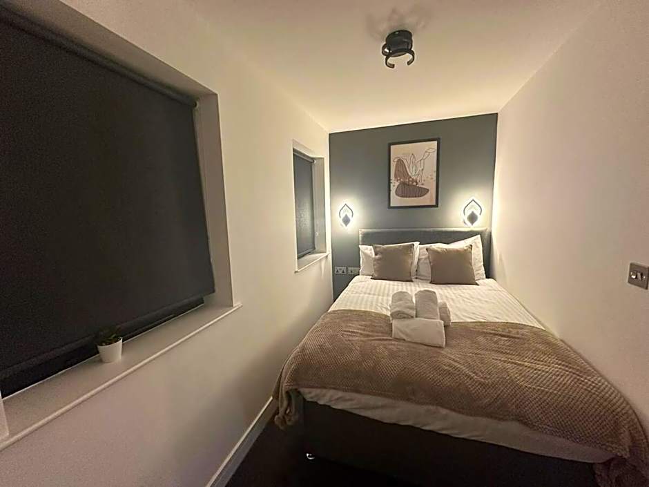 Adam Court Apartments - PE1 - Contractor Friendly - Choice of Studios or 1 Bed Apartments - Free Parking - Sofa Beds - Sky TV - Full Kitchen - Washer Dryer - WiFi