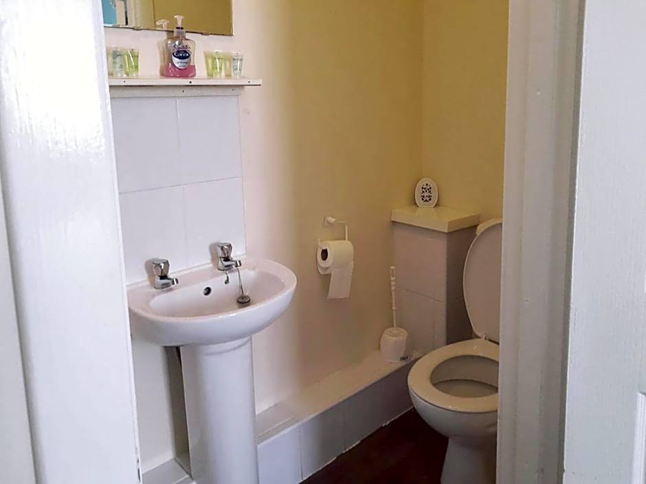 Irvine Riverside Guesthouse by Paymán Club