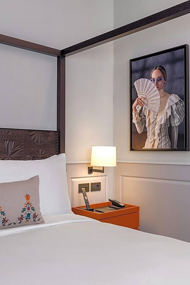 Dorothea Hotel, Budapest, Autograph Collection