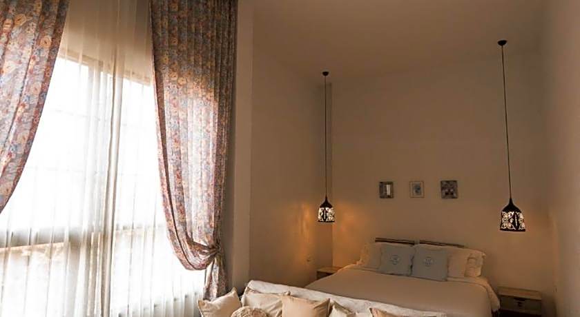 White Wall Riverfront Hotel