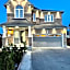 Oshawa Family Haven - Luxury 7BR Villa with Cozy Fireplaces & Hot Tub
