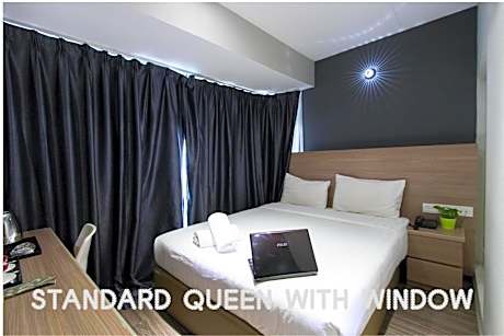 Standard Queen Room with Window