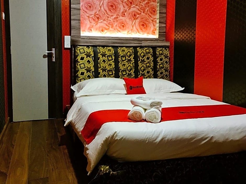 RedDoorz Plus near Nagoya Hill Batam 6