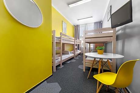 Dormitory Room with Shared Bathroom (6 Adults)