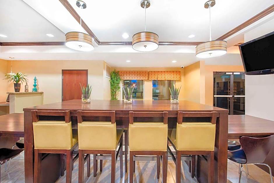 Super 8 by Wyndham Dilley TX