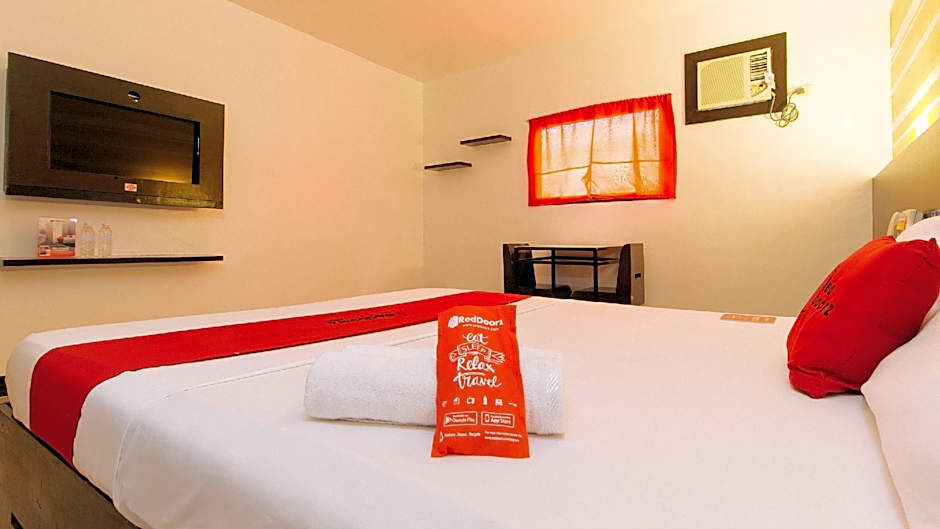RedDoorz @ EL Runway Hotel Bulacan