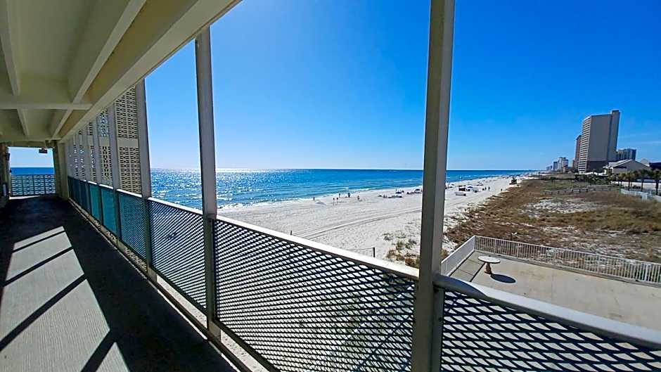 ON THE BEACH! COUPLES GETAWAY,HONEYMOON SWEET, Perfectly Cozy Beach Front Condo, full kitchen, pool, free parking,CHECK-IN AT DOOR