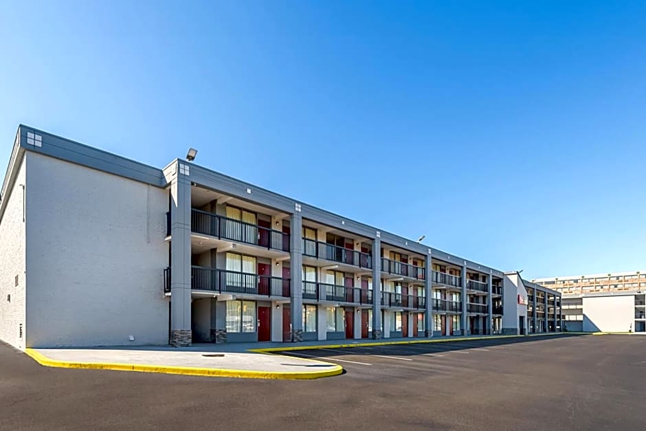 HomeTowne Studios by Red Roof Richmond - Airport Sandston