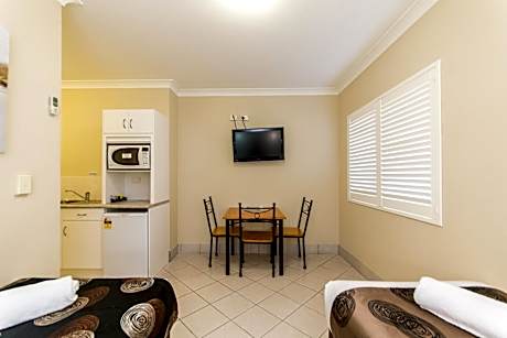 Deluxe Queen Room with Two Single Beds