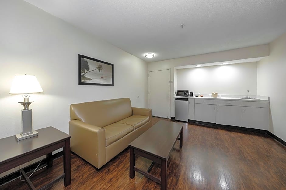 Red Roof Inn & Suites Savannah Airport