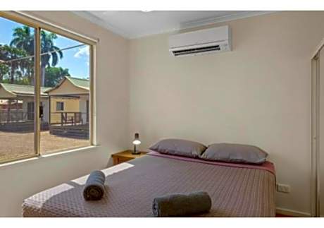 Deluxe 1 Bedroom Waterfront Cabin