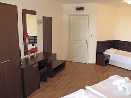 Economy Triple Room on Ground Floor - No View