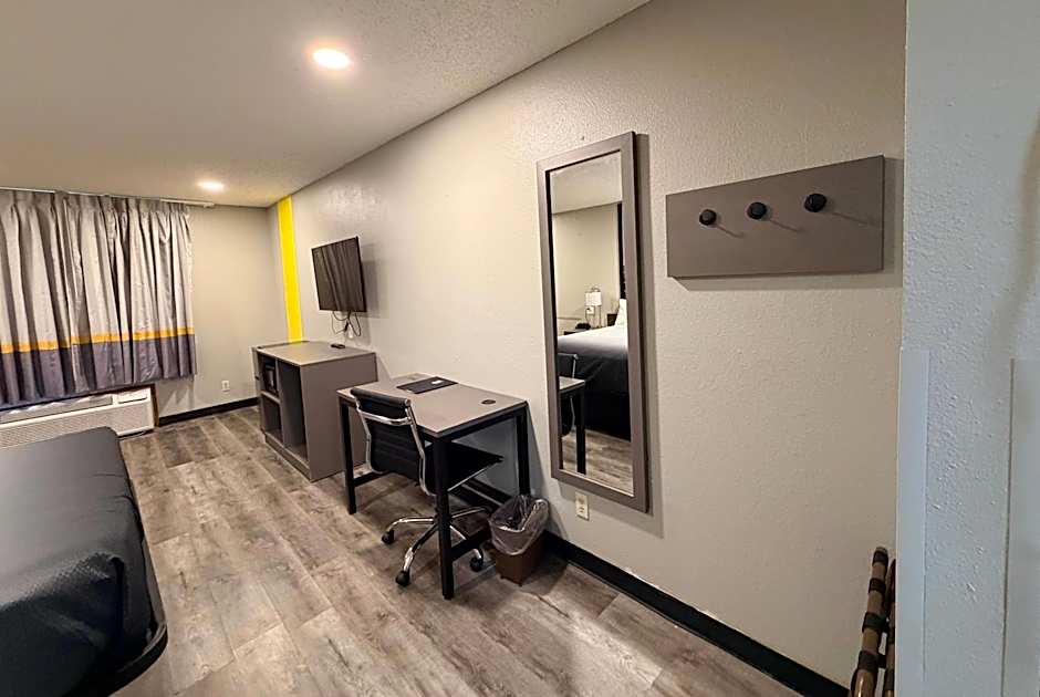 Super 8 by Wyndham Macomb