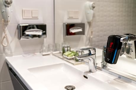 Studio PLUS (city view)