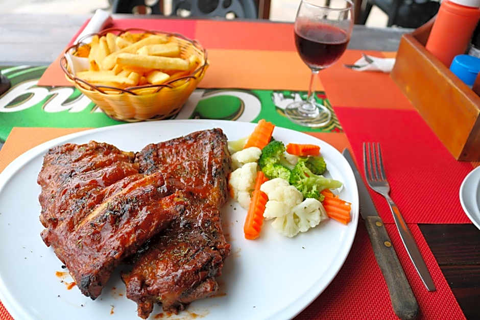 Hideaway Guest House And Bar