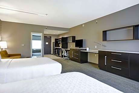 Corner Studio with Two Queen Beds