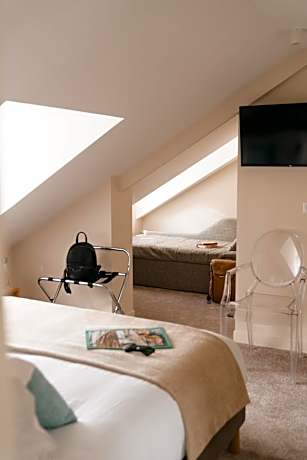 Deluxe Room (2 Adults + 1 Child)