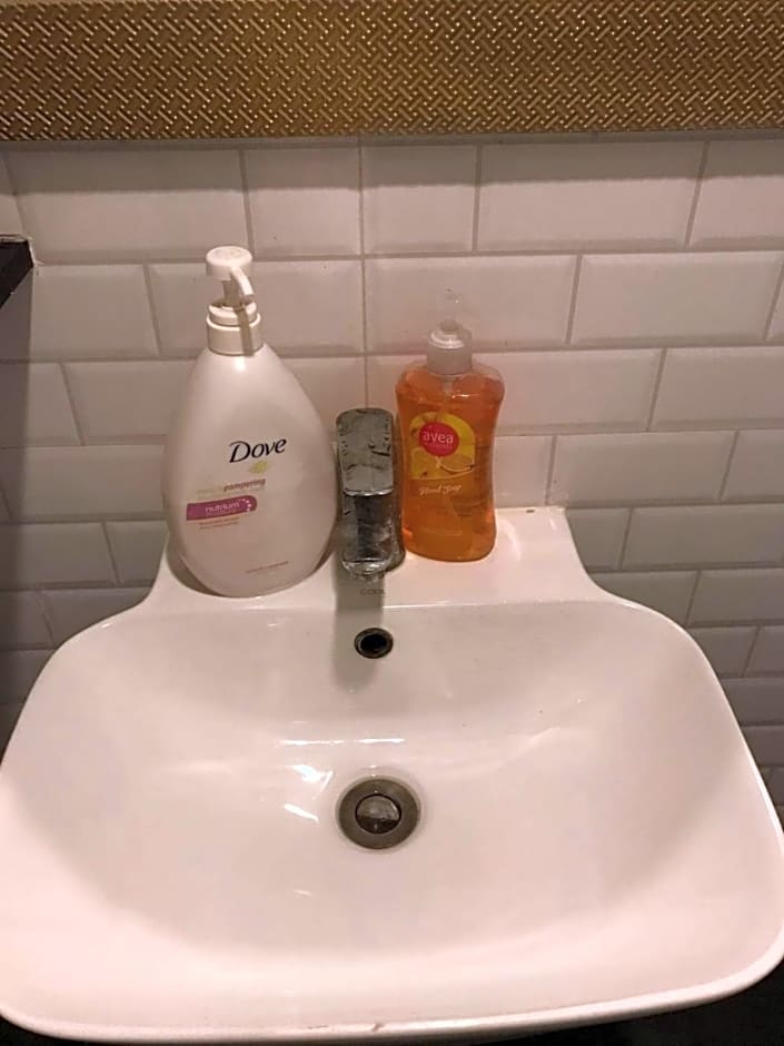 CHE & JAMES FEMALE GUEST House COLON, CEBU