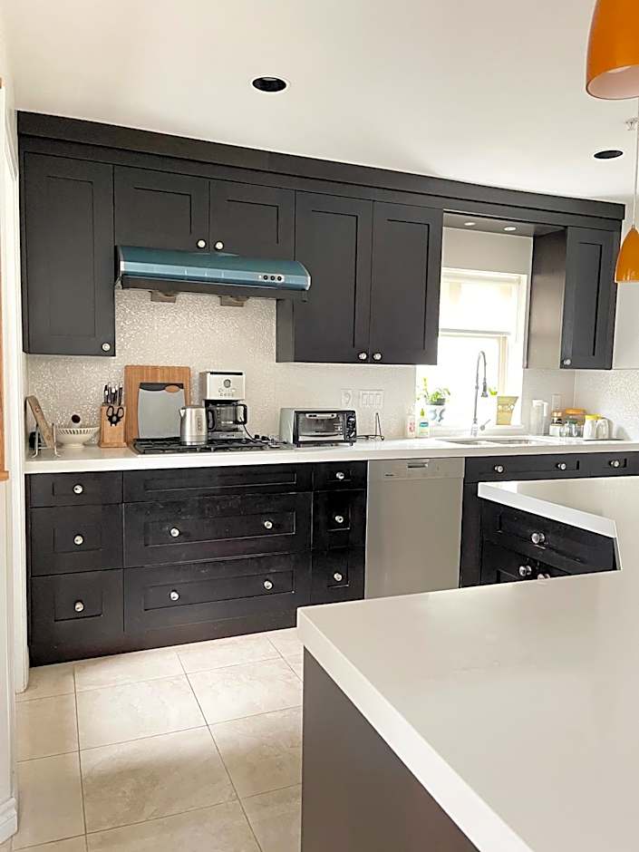 Cozy Guest Rooms Near UBC, Downtown and Beaches