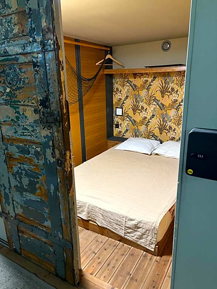 Swed Cab Embassy HoStel