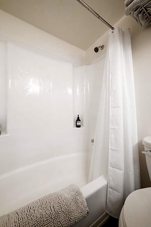 Creekside Oasis 4 Beds Pool and Hot Tub