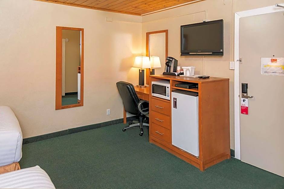 Econo Lodge Inn & Suites