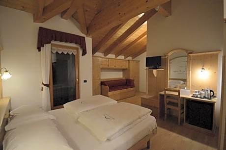 Family Room with Balcony (2 Adults + 2 Children)