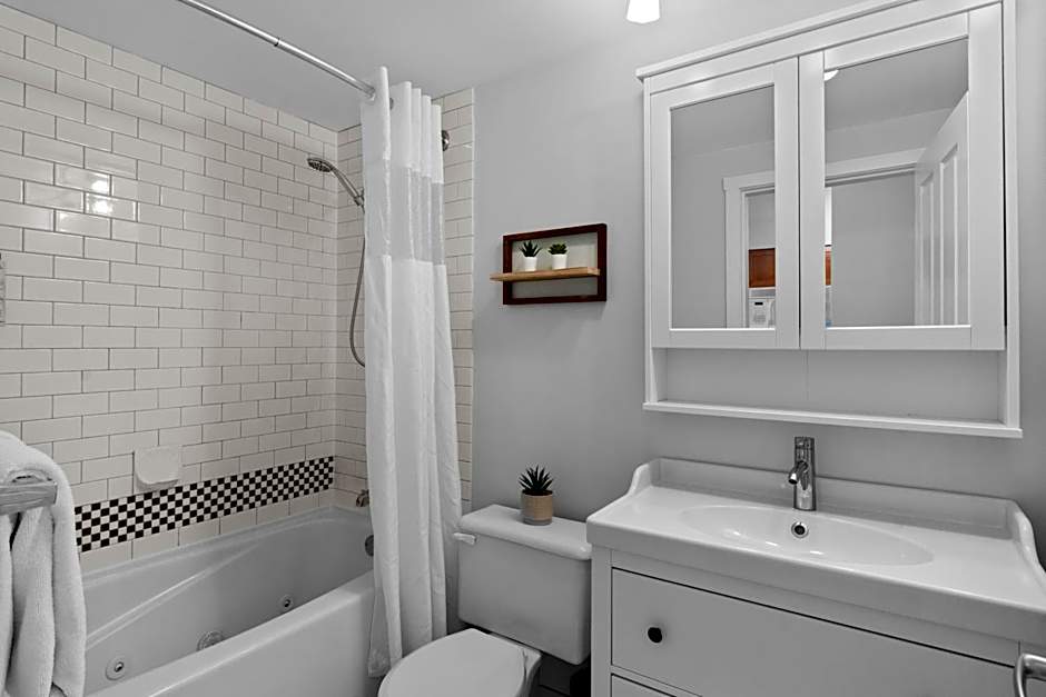 Alpenglow Lodge Snooze Studio with Den by MVA