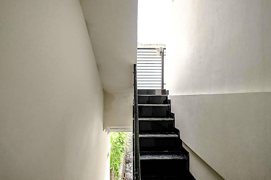 Rudi Rooms near Stasiun Cikarang Mitra RedDoorz