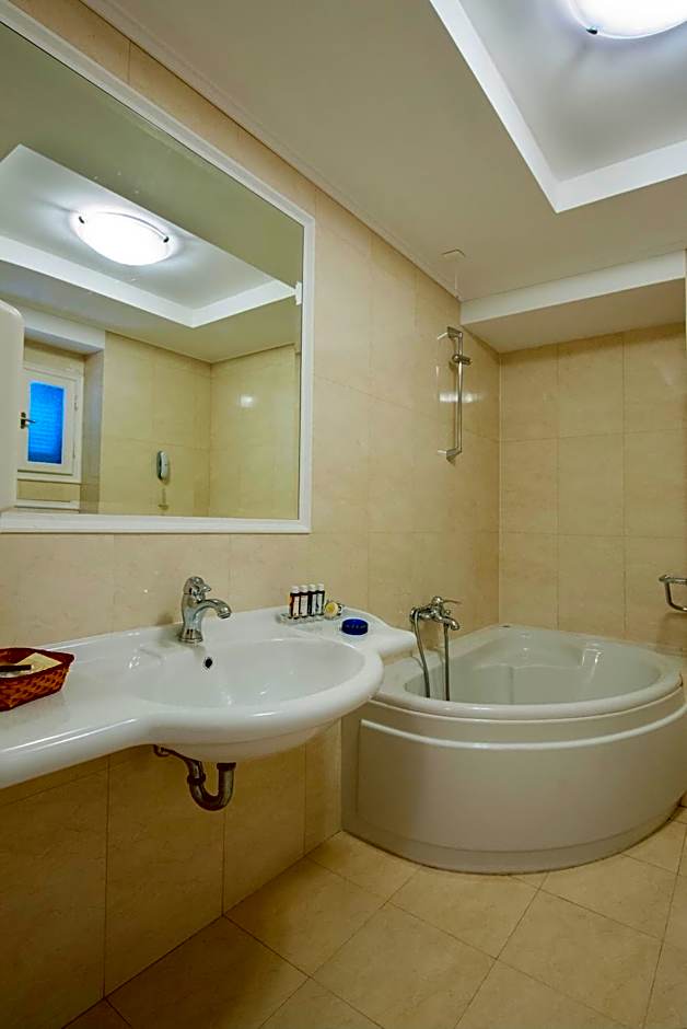 Alonissos Beach Bungalows And Suites Hotel