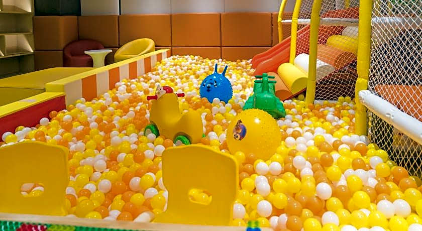 Yuexiu Hotel Guangzhou, Curio Collection by Hilton