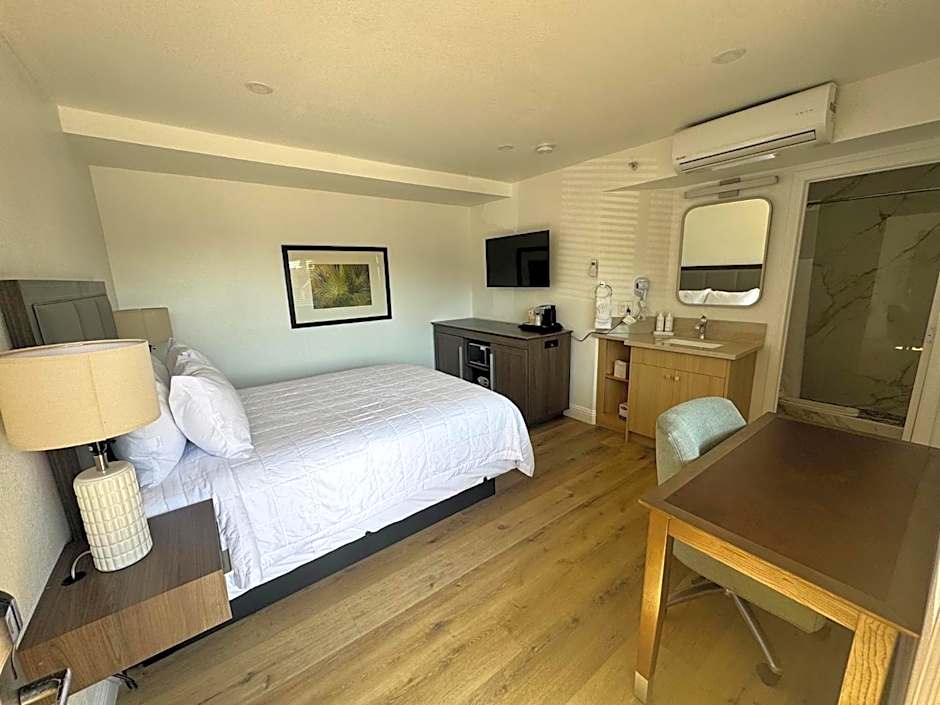 Photo 1 of 3 of 1 Queen Bed