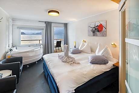 Queen Room with Rolling Jacuzzi and Lake View